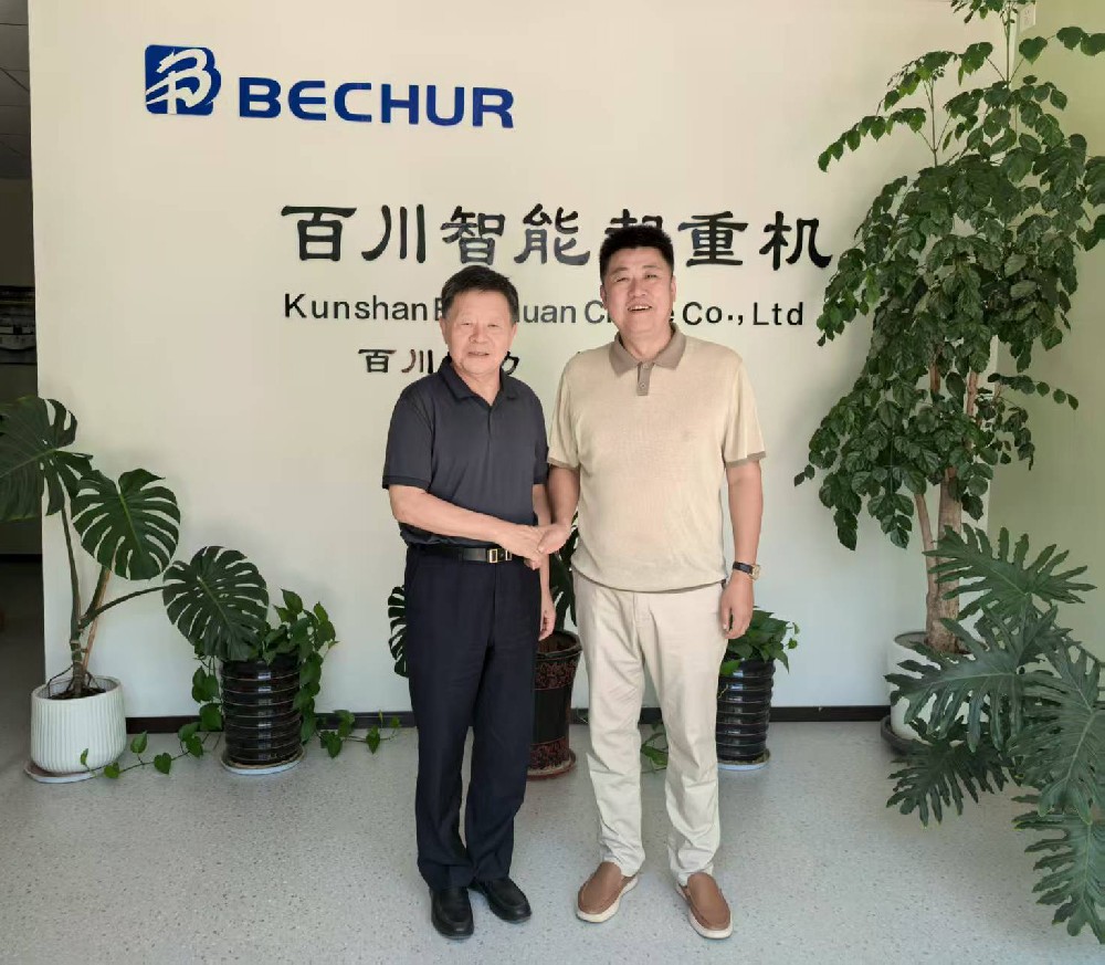 卫华集团创始人莅临百川起重就洁净室起重设备进行考察交流